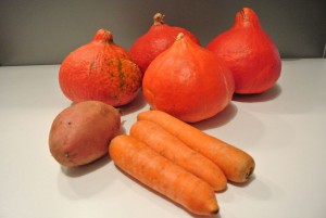 Zutaten für die Kürbissuppe: Kürbisse, Süßkartoffel und Karotten