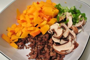 Kleingeschnittene Zutaten Kürbis-Hackfleisch Quiche